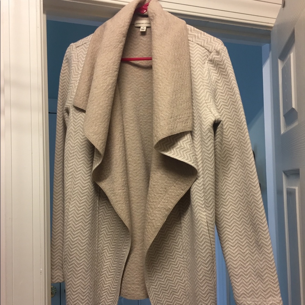 Cardigan in a cream and white color